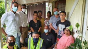 Mme MALBROUK, entourée de sa famille et de Denis FABREGUE, Directeur de Réunion THD, Robin KEERPAL, Responsable Administratif et Financier de RTHD ainsi que Barath TRIPARD, Directeur du groupement ORANGE/SOGETREL/CIRCET